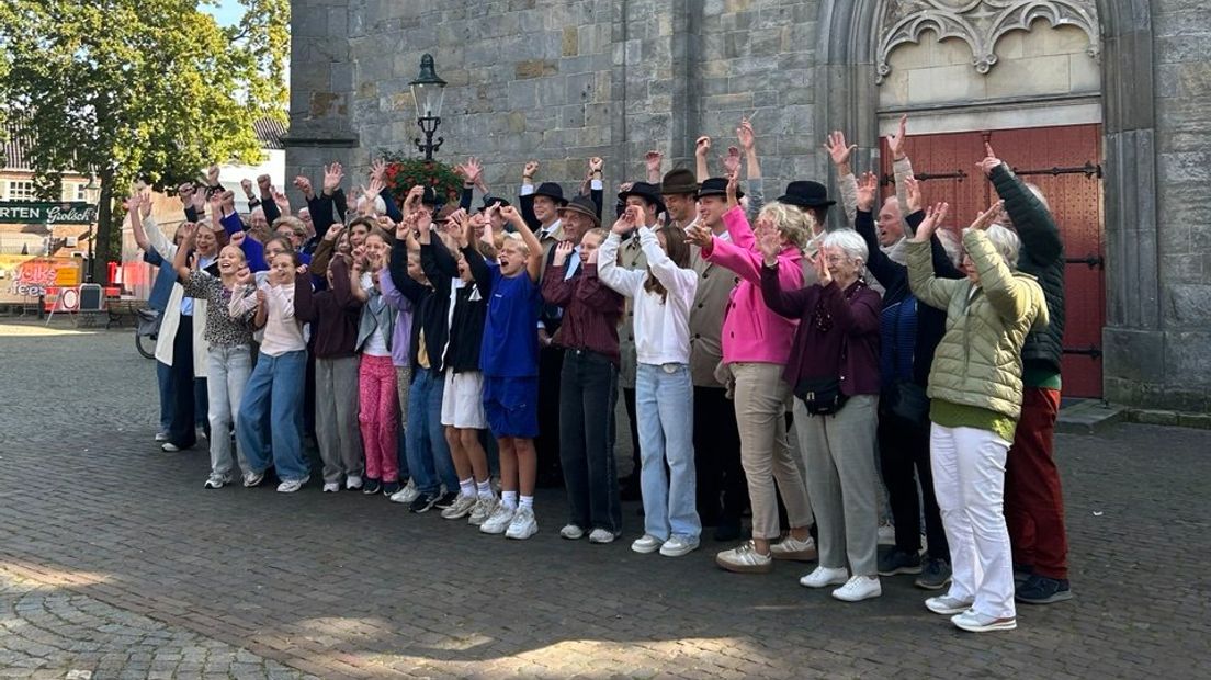 De bekendmaking op het plein voor de kerk in Ootmarsum.