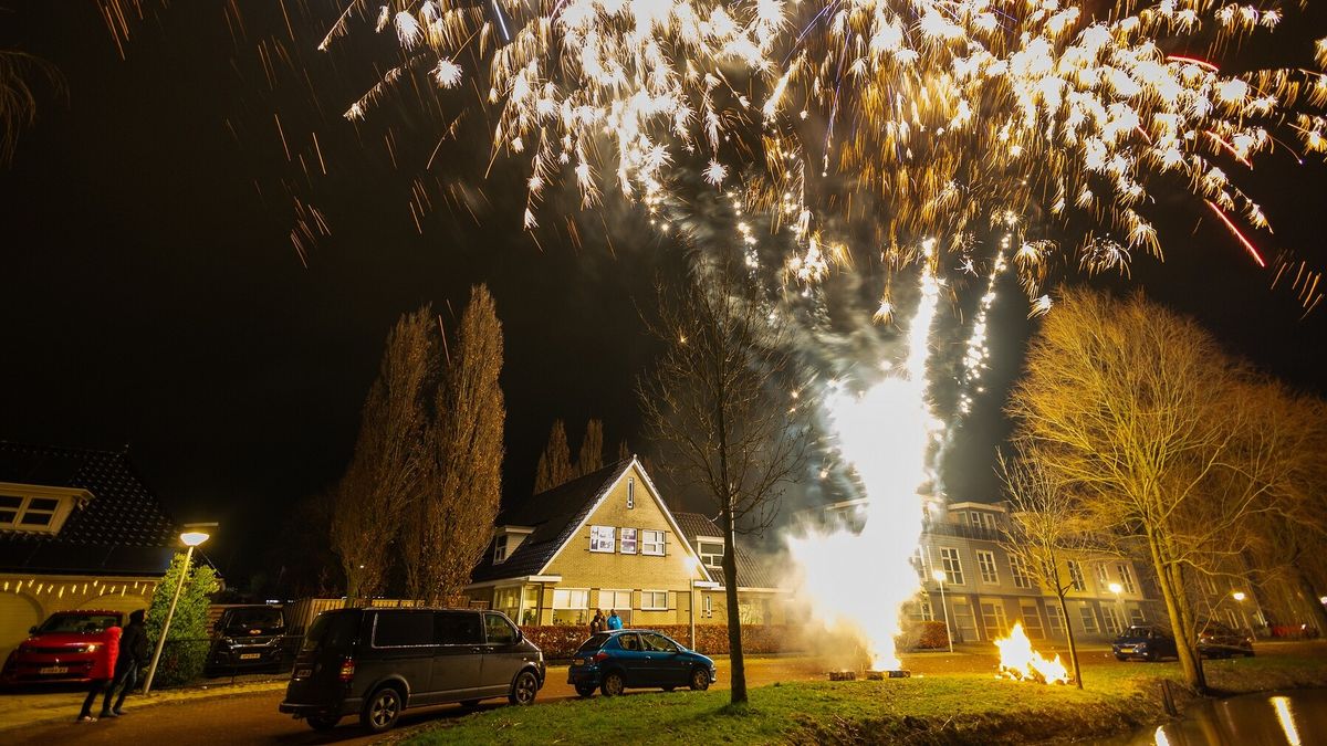 Lúnberter kinderen gediplomeerde schutters na carbidclinic | Wethouder mag de gasbrander ook even