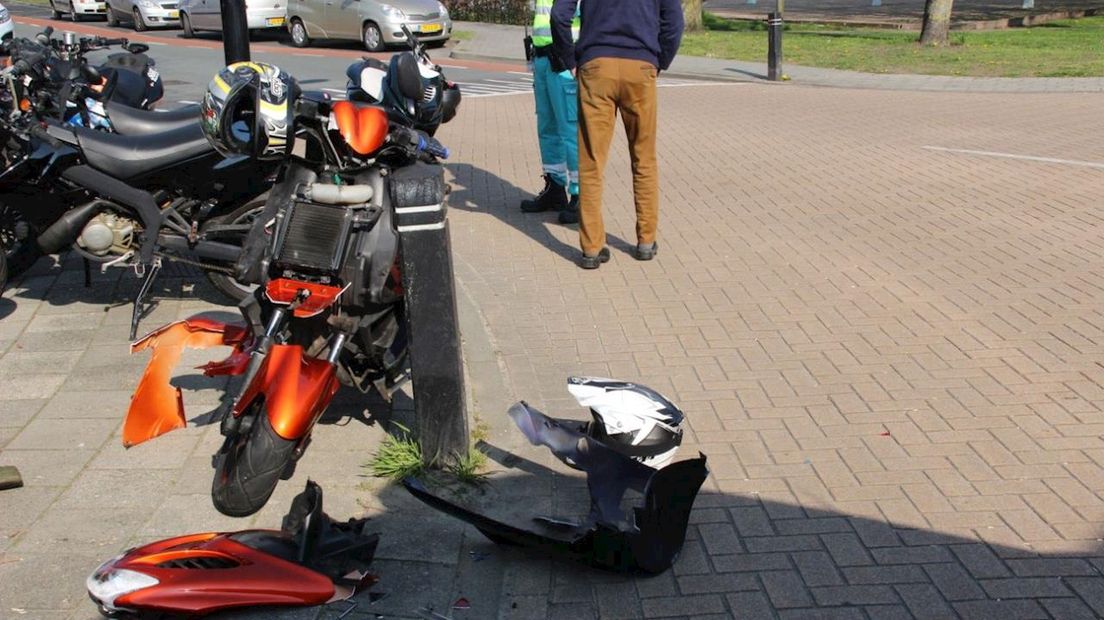 Een automobilist zag in Enter vermoedelijk een scooterrijder over het hoofd