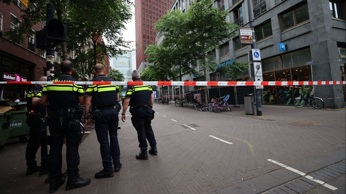 De ingang van de supermarkt aan de Turfmarkt is afgezet met zwarte hekken