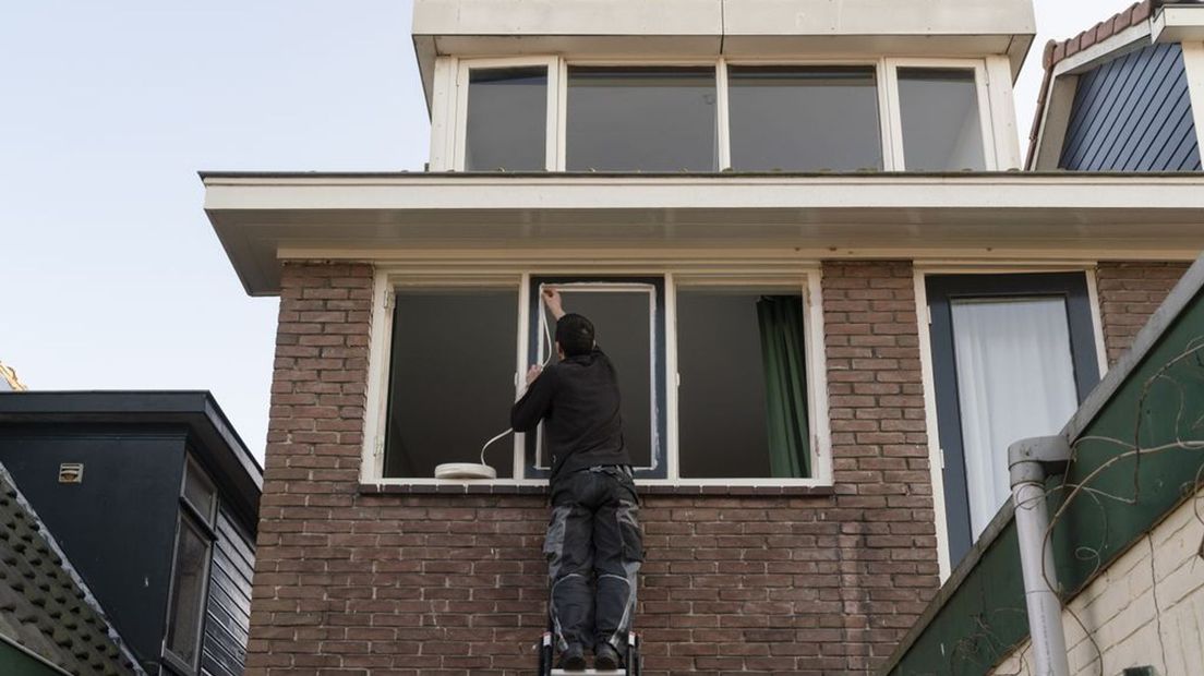 Een woning waar dubbelglas geplaatst wordt.