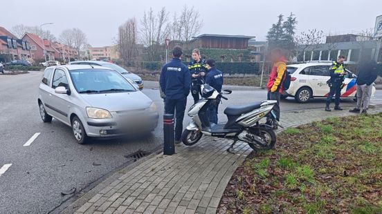 Scooter onderuit bij botsing
