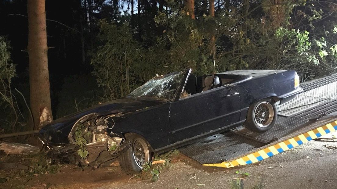 Auto tot stilstand tegen boom bij Enschede