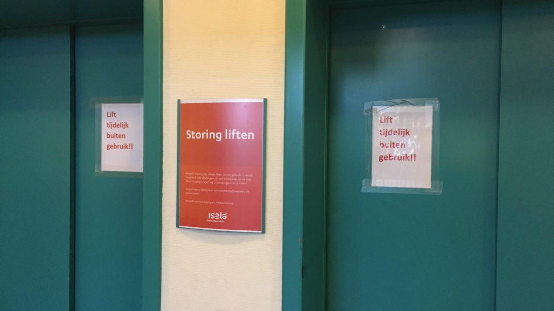 Op de deuren staat dat de liften buiten gebruik zijn (Rechten: Ineke Kemper/RTV Drenthe)