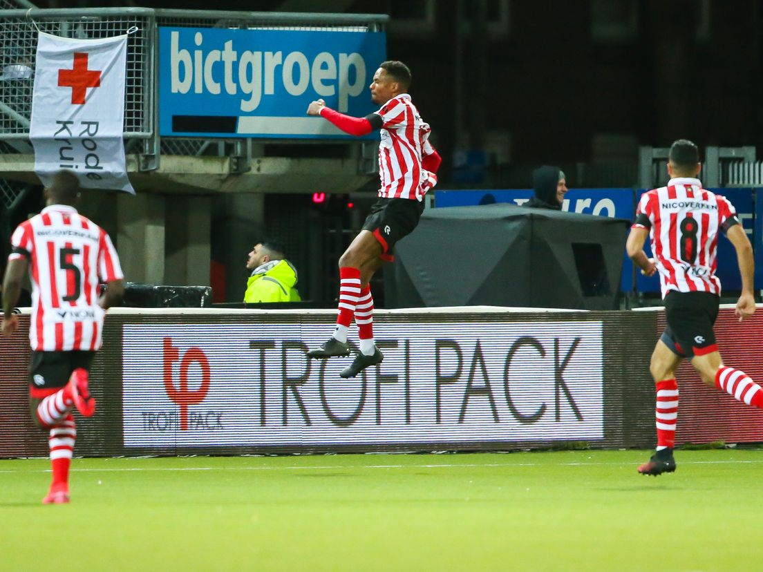 Patrick Joosten juicht na zijn eerdere goal tegen ADO Den Haag.