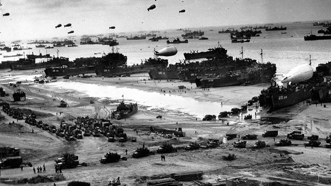 Na de landing: de stranden stromen vol - publiek domein