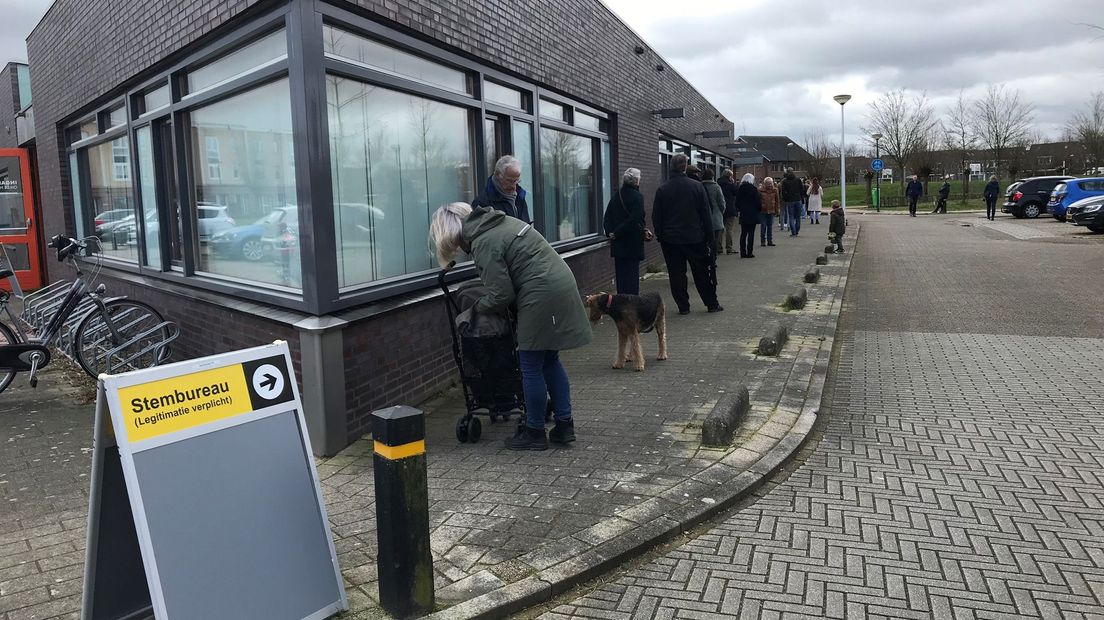 Een rij voor het stembureau in Houten