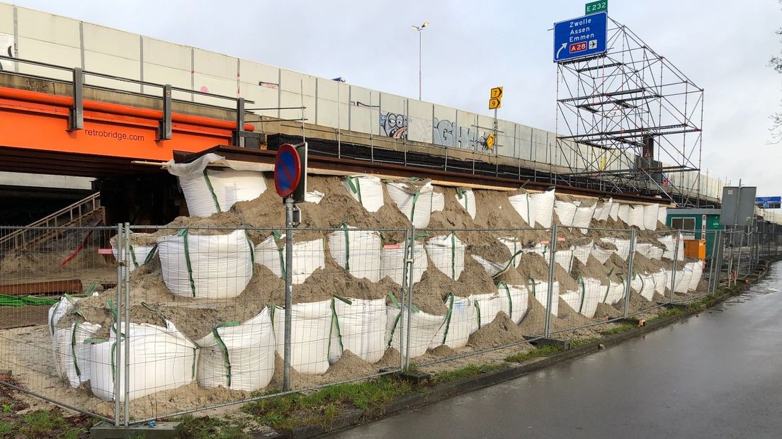 Rondom het viaduct stonden al zandzakken tegen geluidsoverlast