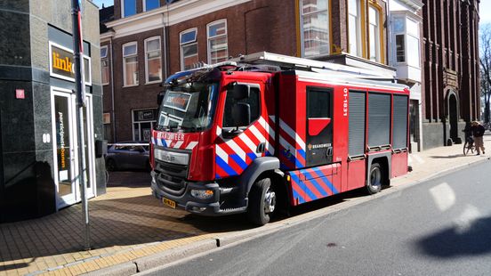 Prinsenstraat in Stad deels afgezet na gaslek • Aanrijding tussen twee autos bij Euvelgunnerbrug. Prinsenstraat in Stad deels afgezet na gaslek • Aanrijding tussen twee autos bij Euvelgunnerbrug.
