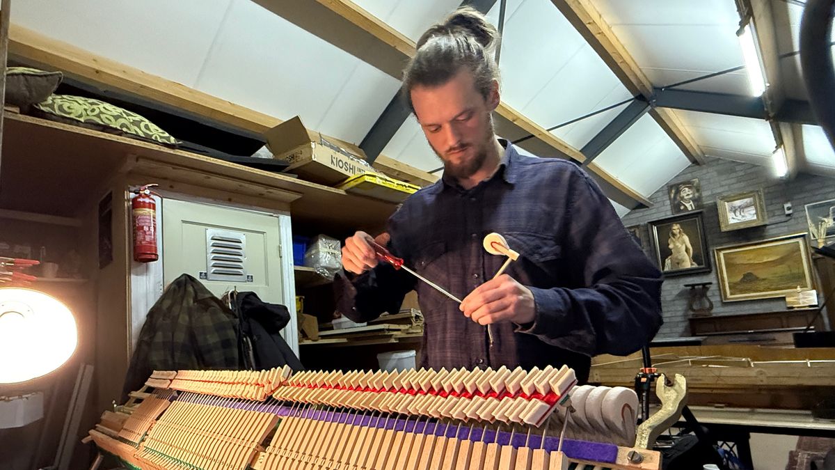 Met zijn haar in een staart breekt Jonno (28) met het stoffige imago van pianostemmer