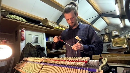 Met zijn haar in een staart breekt Jonno (28) met het stoffige imago van pianostemmer Nieuws