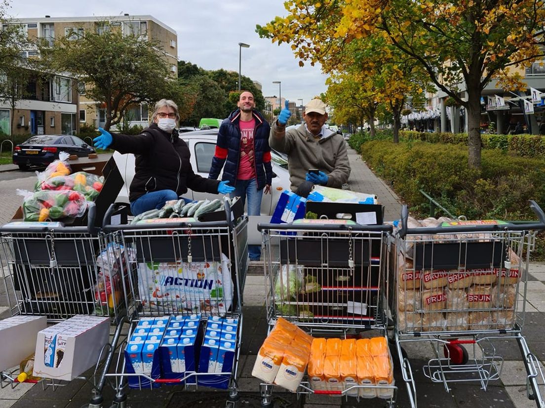 Willy Heikamp brengt met vrijwilligers boodschappen rond