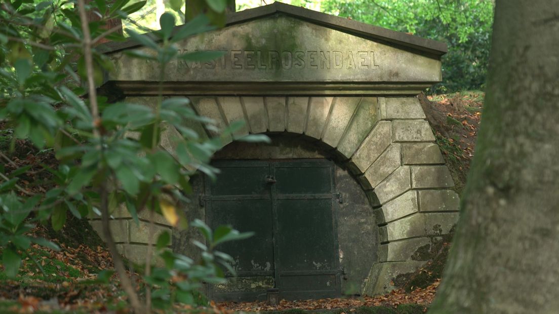 De grafkelder op de begraafplaats bij Kasteel Rosendael