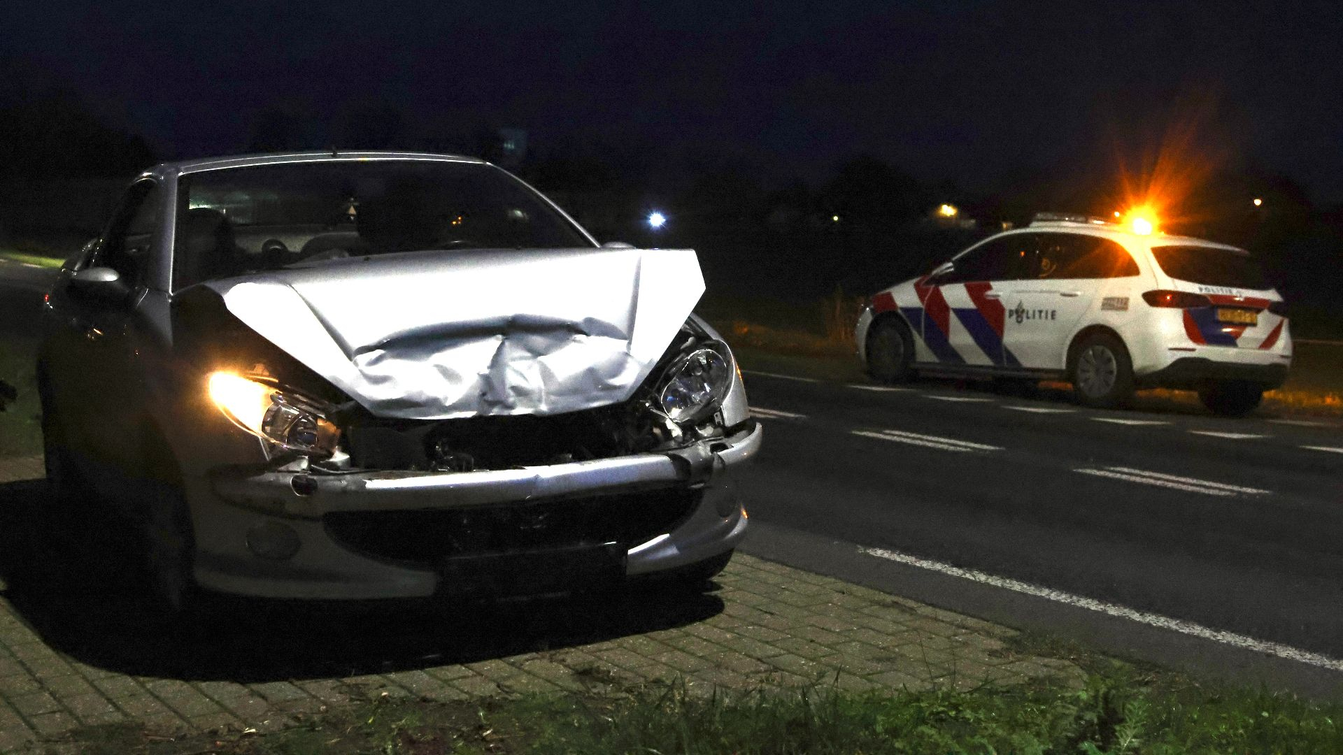 Auto beschadigd na kop-staartbotsing.