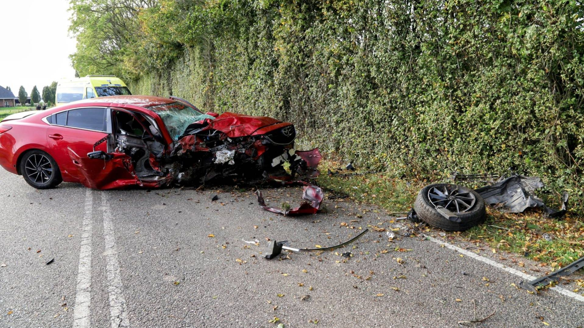 Man verliest macht over het stuur en rijdt tegen boom