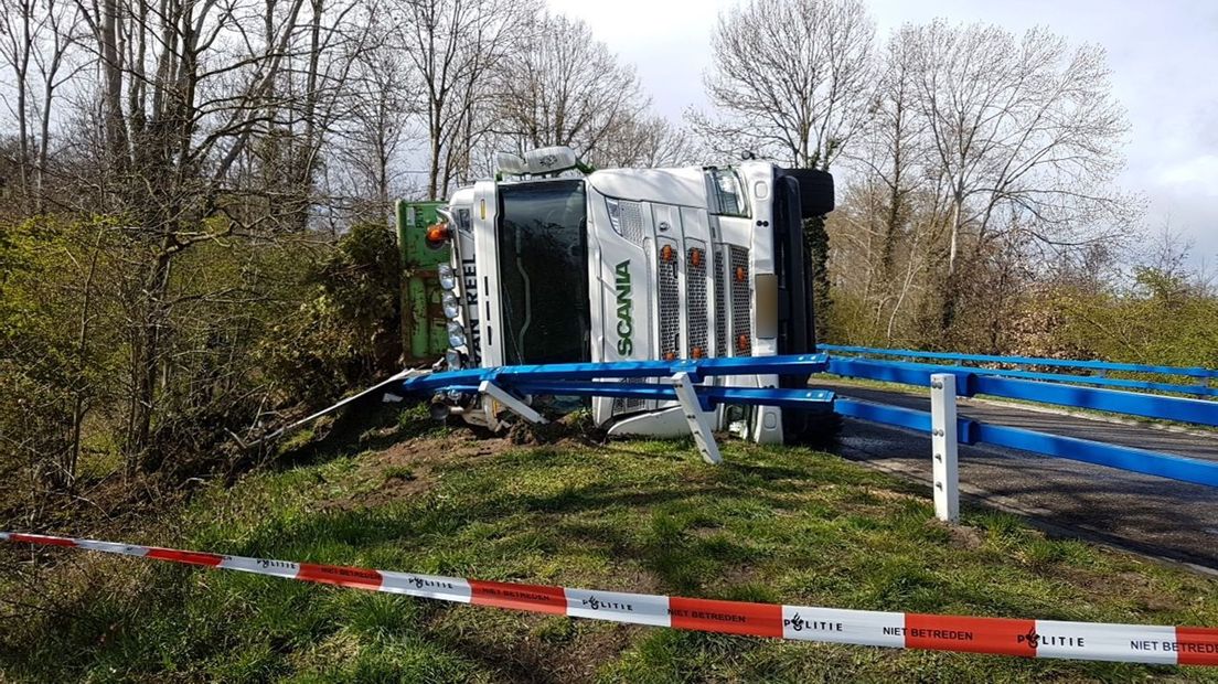 Gekantelde vrachtwagen Rouveen