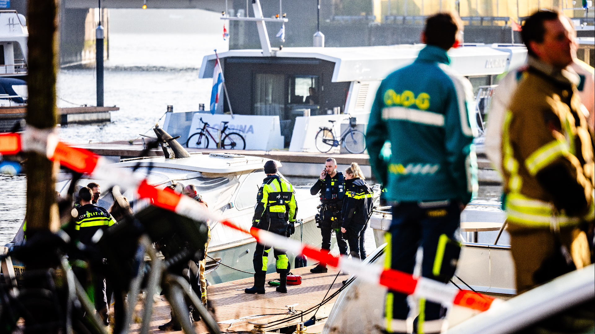 Het lichaam wordt geborgen en onderzocht.