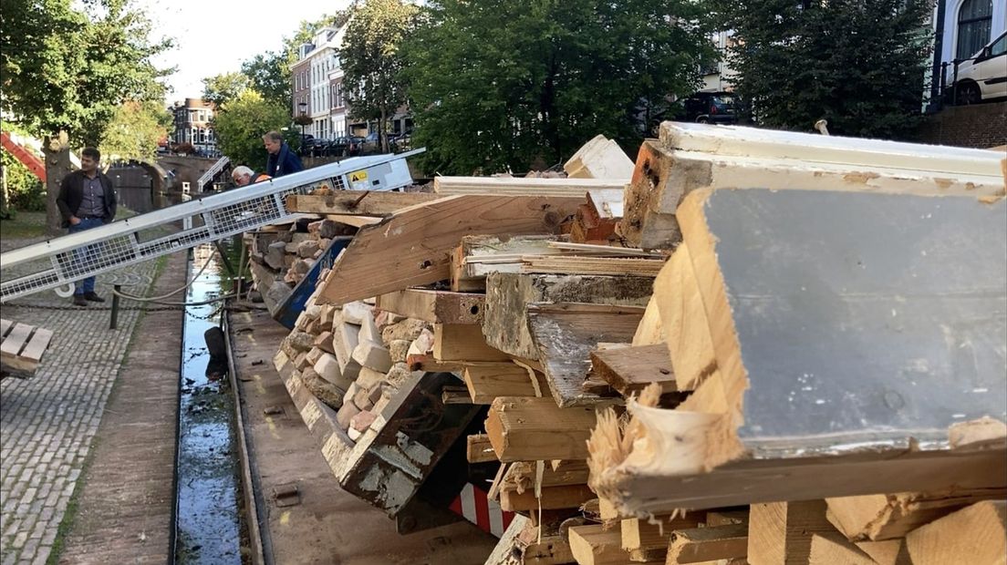 Bouwafval op de containers die op de boot staan.