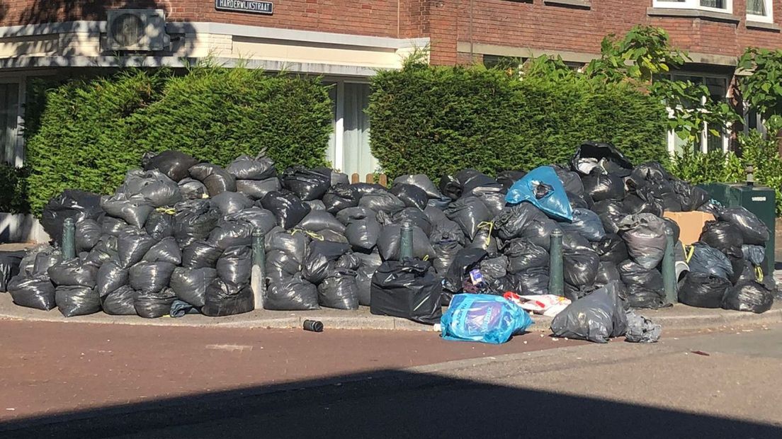 Een foto van de opgestapelde vuilniszakken in de Haagse wijk Oostbroek