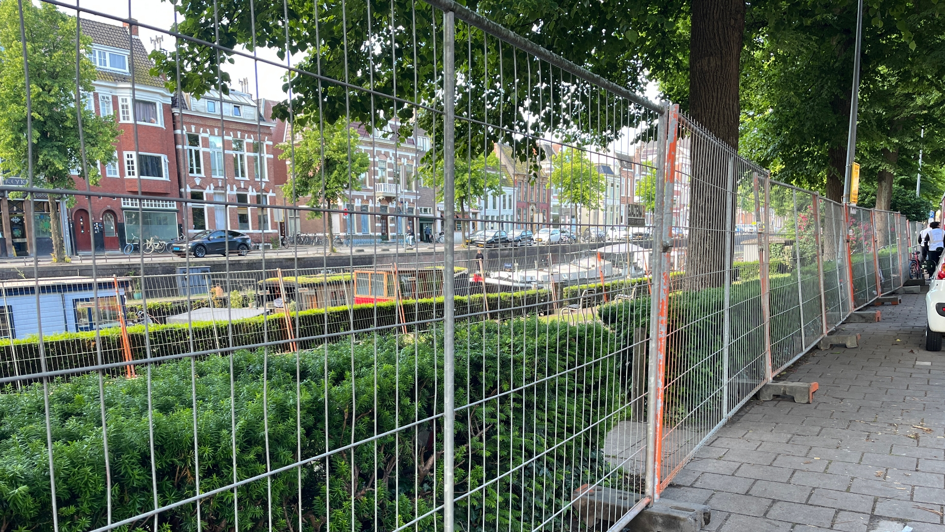 Hekken geplaatst bij dagopvang Spilsluizen: 'Het lijkt een s