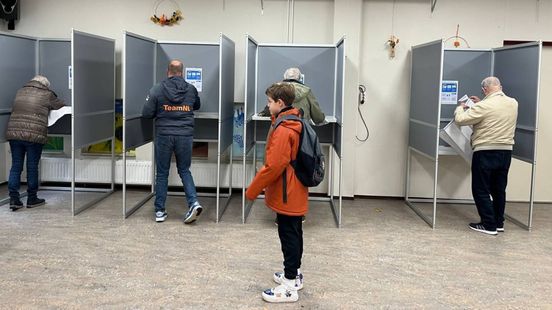 'Politiek moet saaier' • drie generaties bemannen stembureau