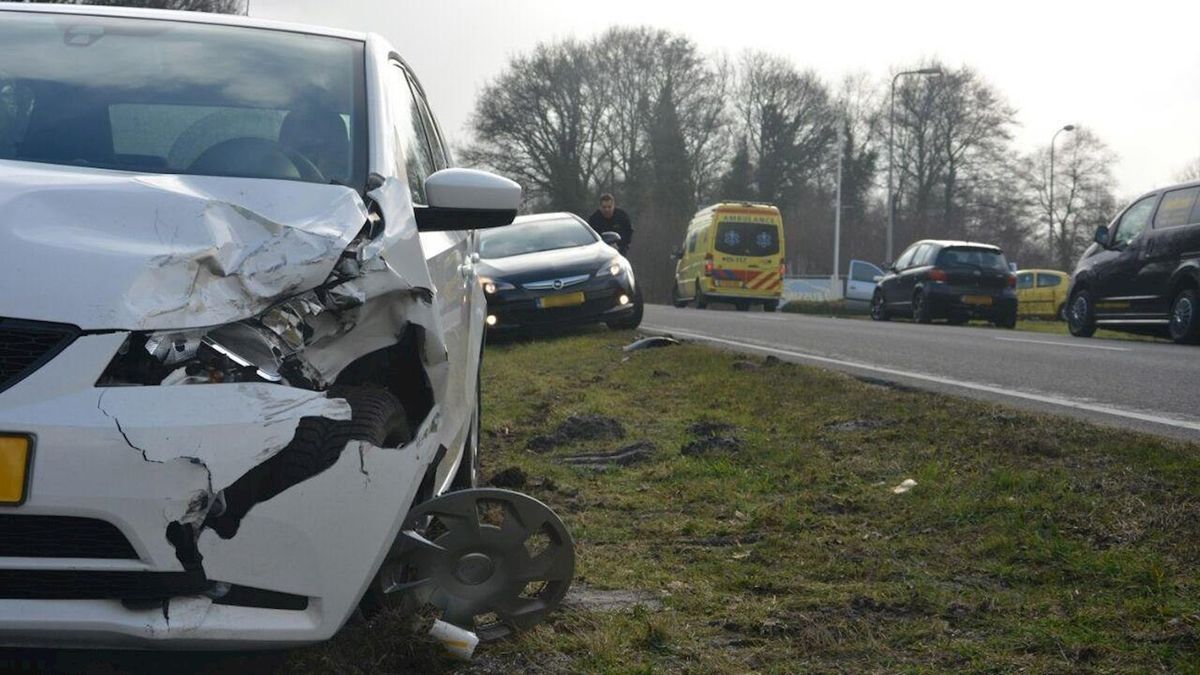 Twee auto's botsen op elkaar in Westerhaar-Vriezenveensewijk