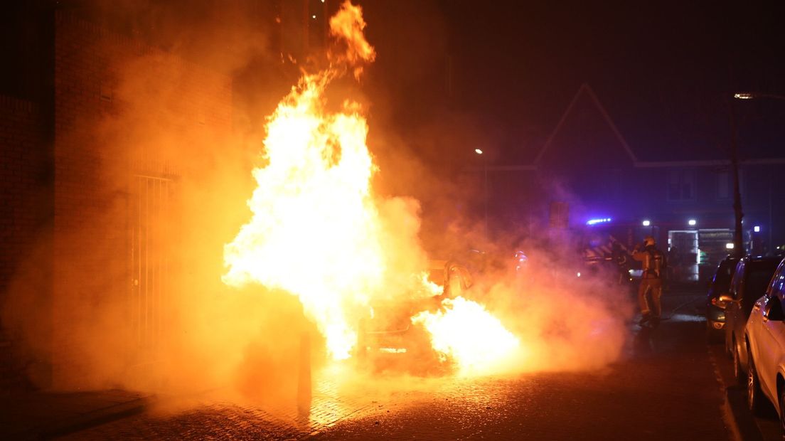 In de Moreelsestraat in Den Haag brandde een auto uit.