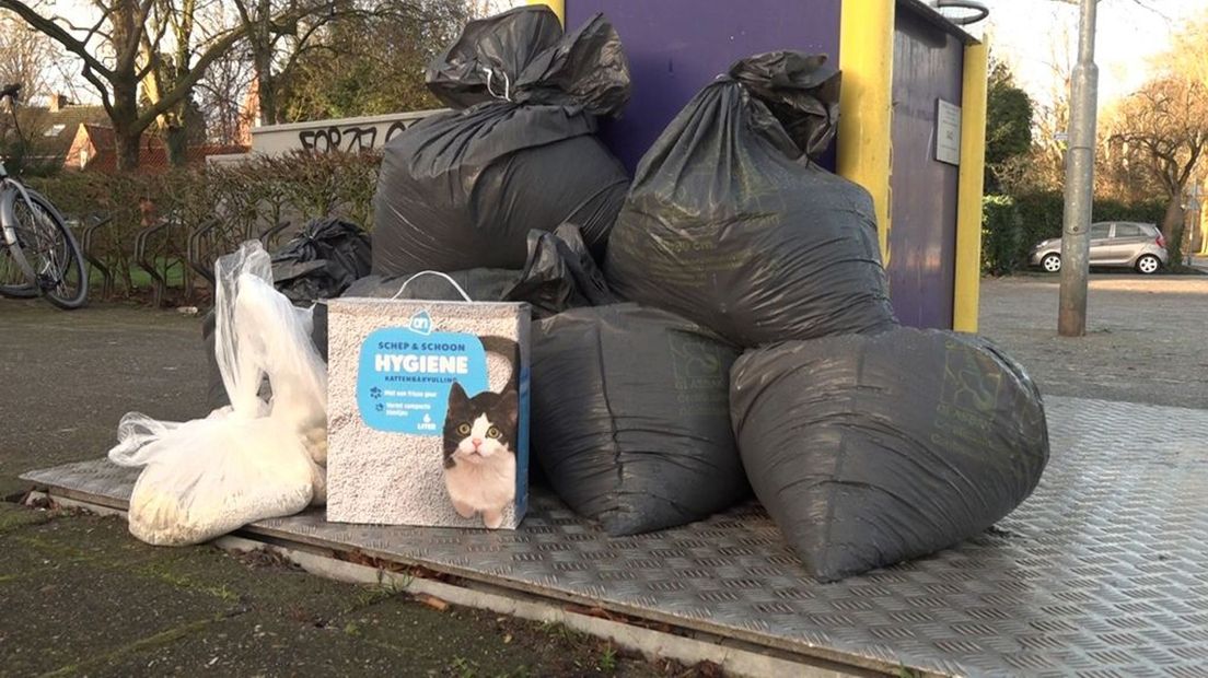 Zakken met afval gedumpt naast een ondergrondse restcontainer in Doetinchem.