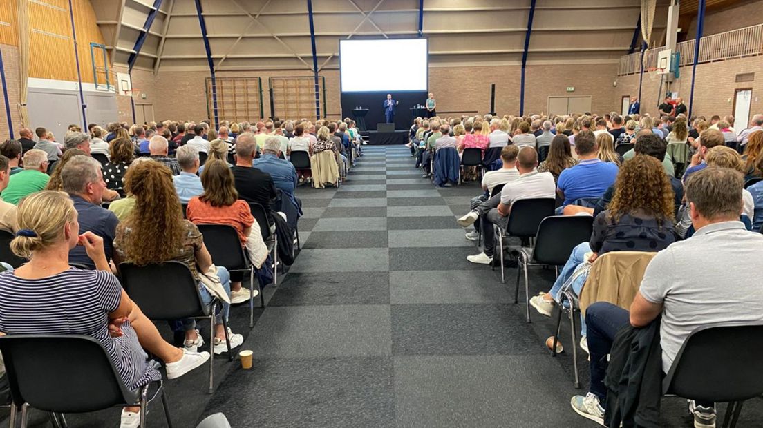De druk bezochte bewonersbijeenkomst in Den Hoorn