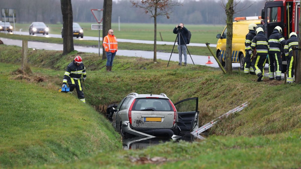 Auto rijdt door de berm de sloot in bij Oldeholtpade