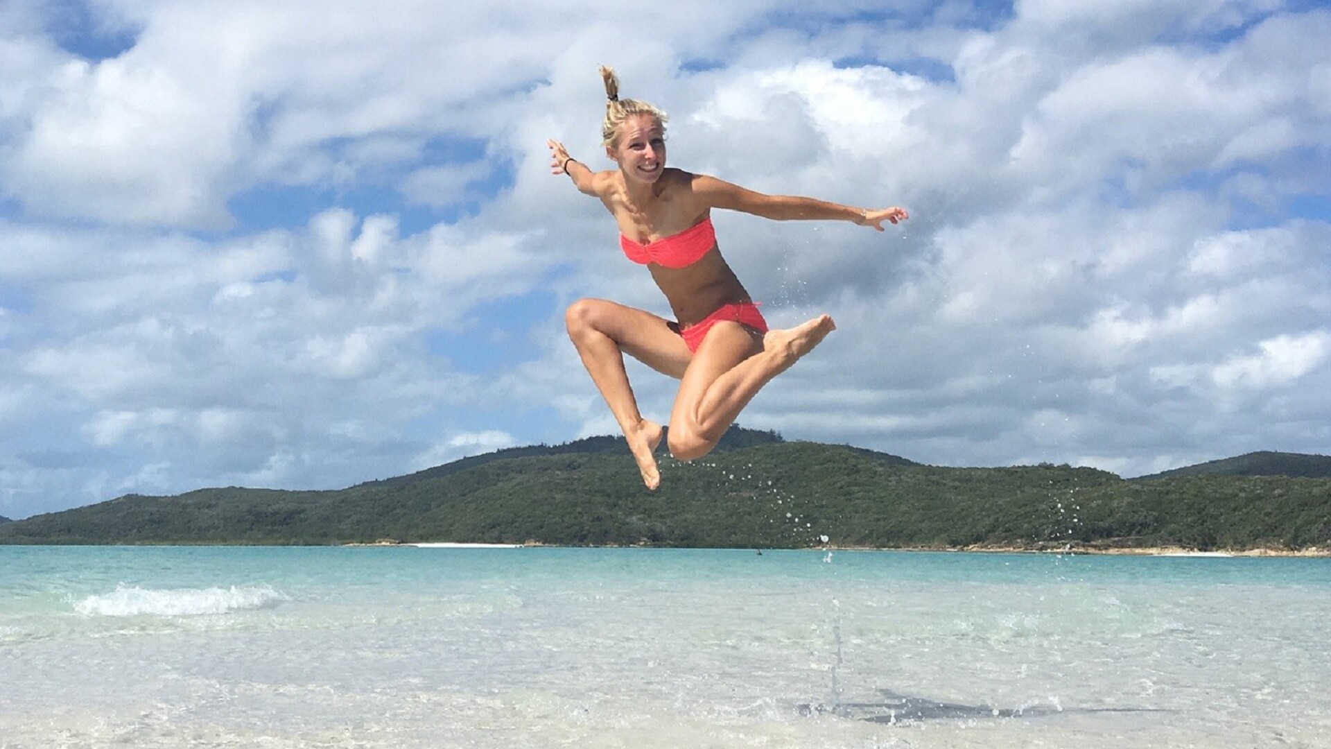 Marrit op it strân fan ien fan de Whitsundays-eilannen yn har earste wike as rêchsektoerist