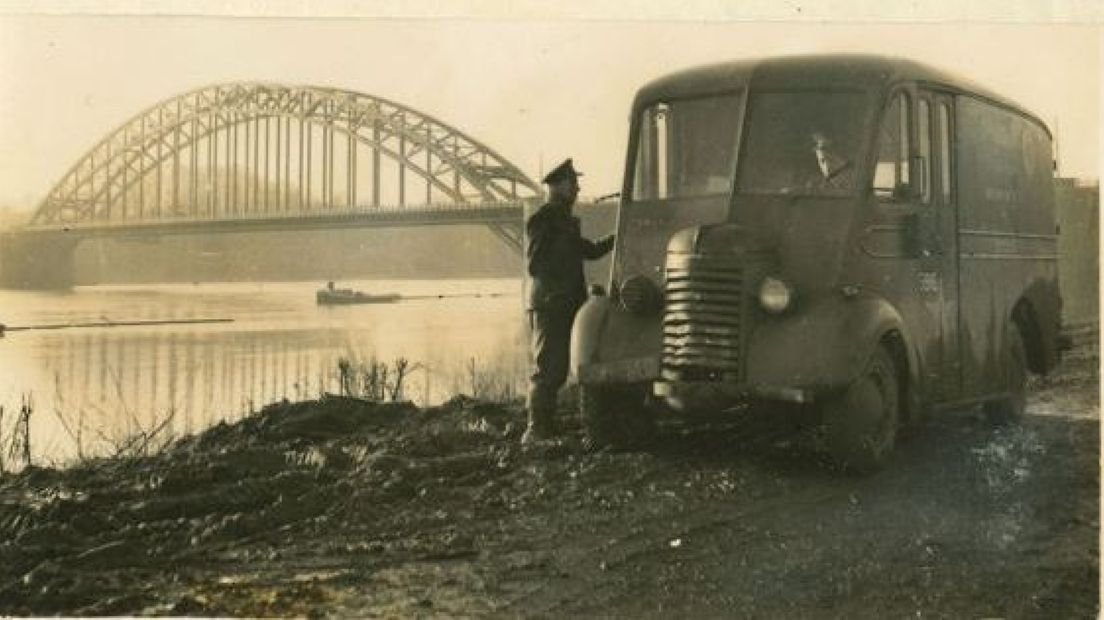 De Y.M.C.A. theebus aan de Waal
