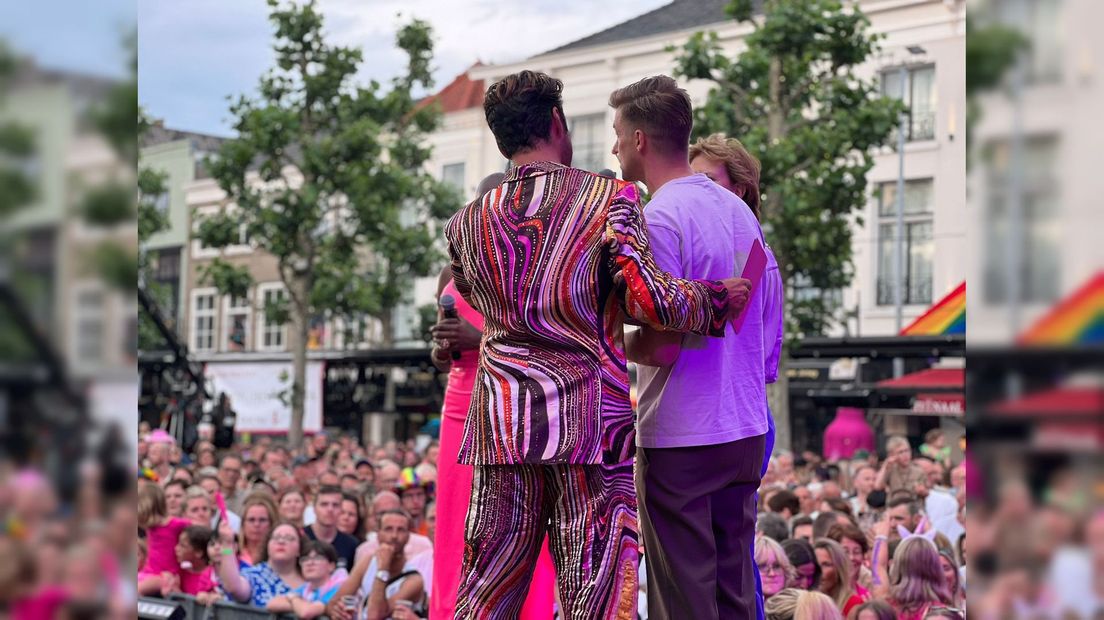 De sleuteloverdracht bij Roze Zaterdag