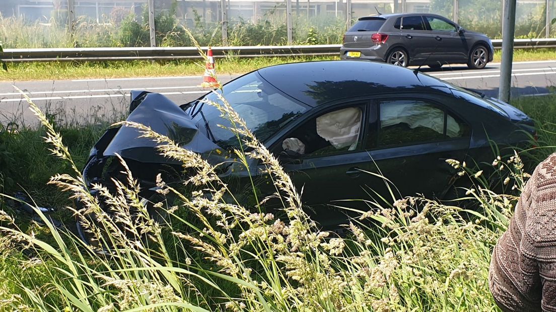 De auto kwam in de berm terecht