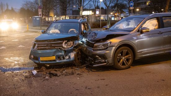 Brokstukken en deuken na botsing tussen autos. Brokstukken en deuken na botsing tussen autos.