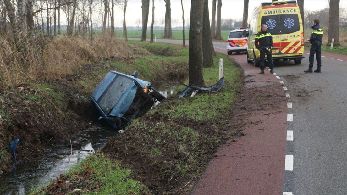 Auto belandt in sloot naast de weg