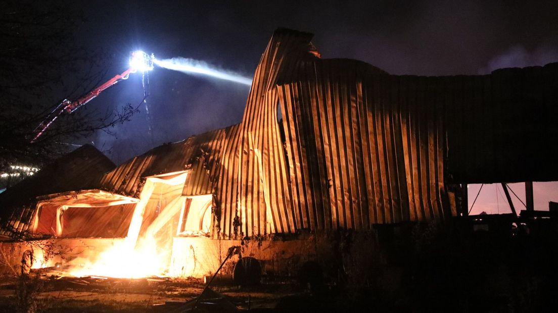 De brandweer heeft de brand inmiddels onder controle