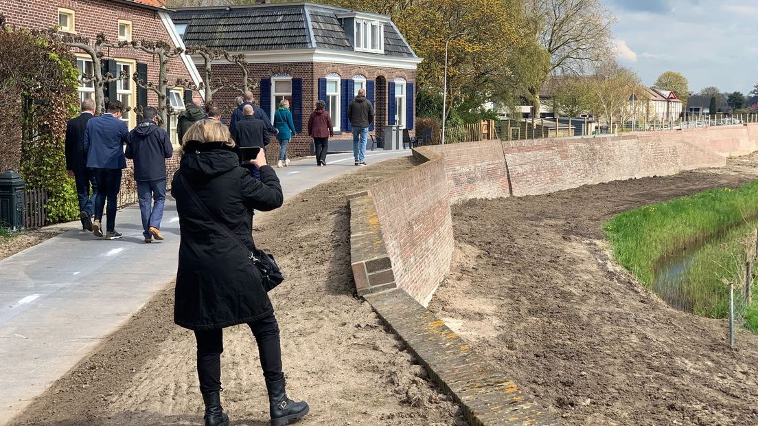 Omwonenden mogen als eerste de gerenoveerde en verzwaarde Stenendijk in Hasselt bewandelen