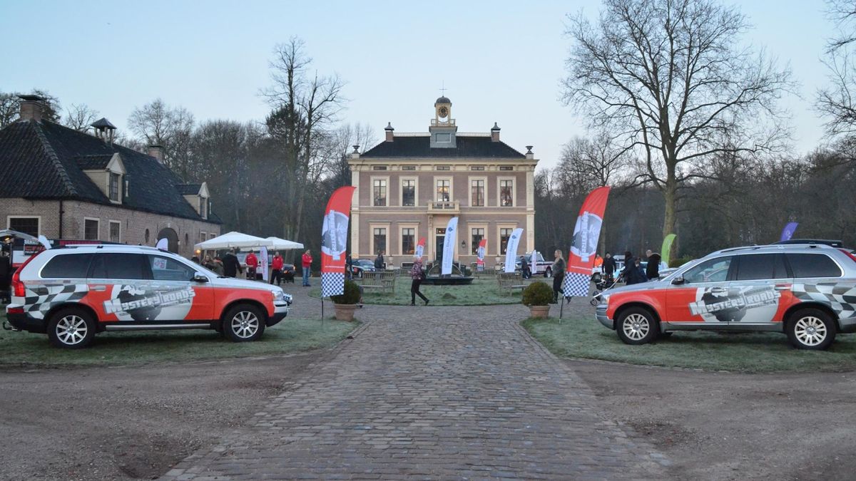 Deelnemers Mystery Roads Rally vertrokken vanuit Laag Zuthem naar onbekende bestemming