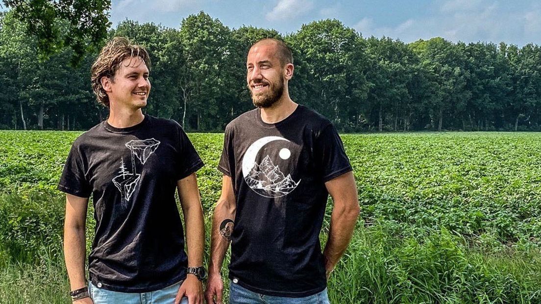 Jeroen Mons (links) en Tim van Dalfsen (rechts) lanceerden een kledinglijn ter ere van hun overleden zoontjes (Rechten: ByKees*)