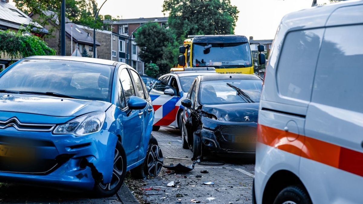 112 nieuws: Auto in Enschede ramt geparkeerde auto's, bestuurder meegenomen