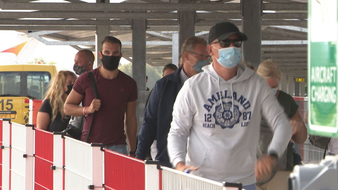 Passagiers komen terug van hun vakantie in Griekenland (Rechten: RTV Drenthe / Hjalmar Guit)