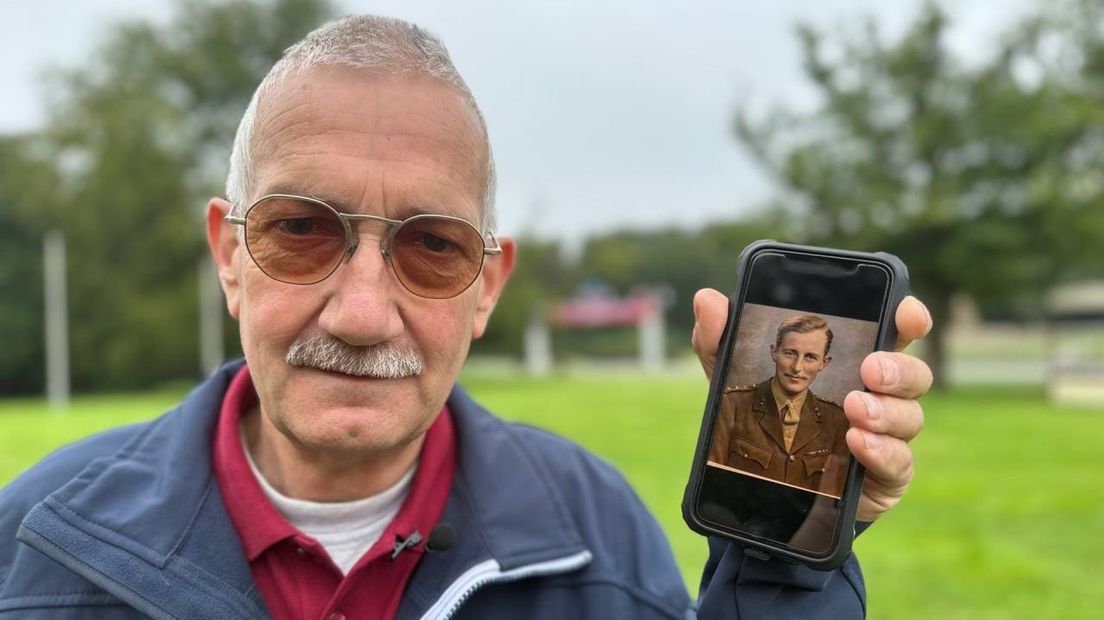Karel met een foto van Raymond Stevens.