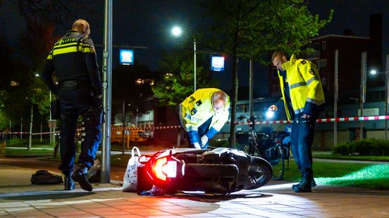 Fietser met spoed naar ziekenhuis na botsing scooter. Fietser met spoed naar ziekenhuis na botsing scooter.