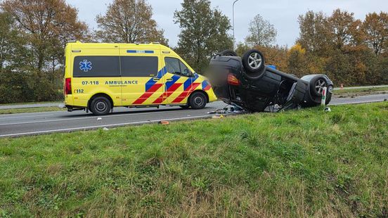 Auto slaat over de kop en komt op andere weghelft terecht