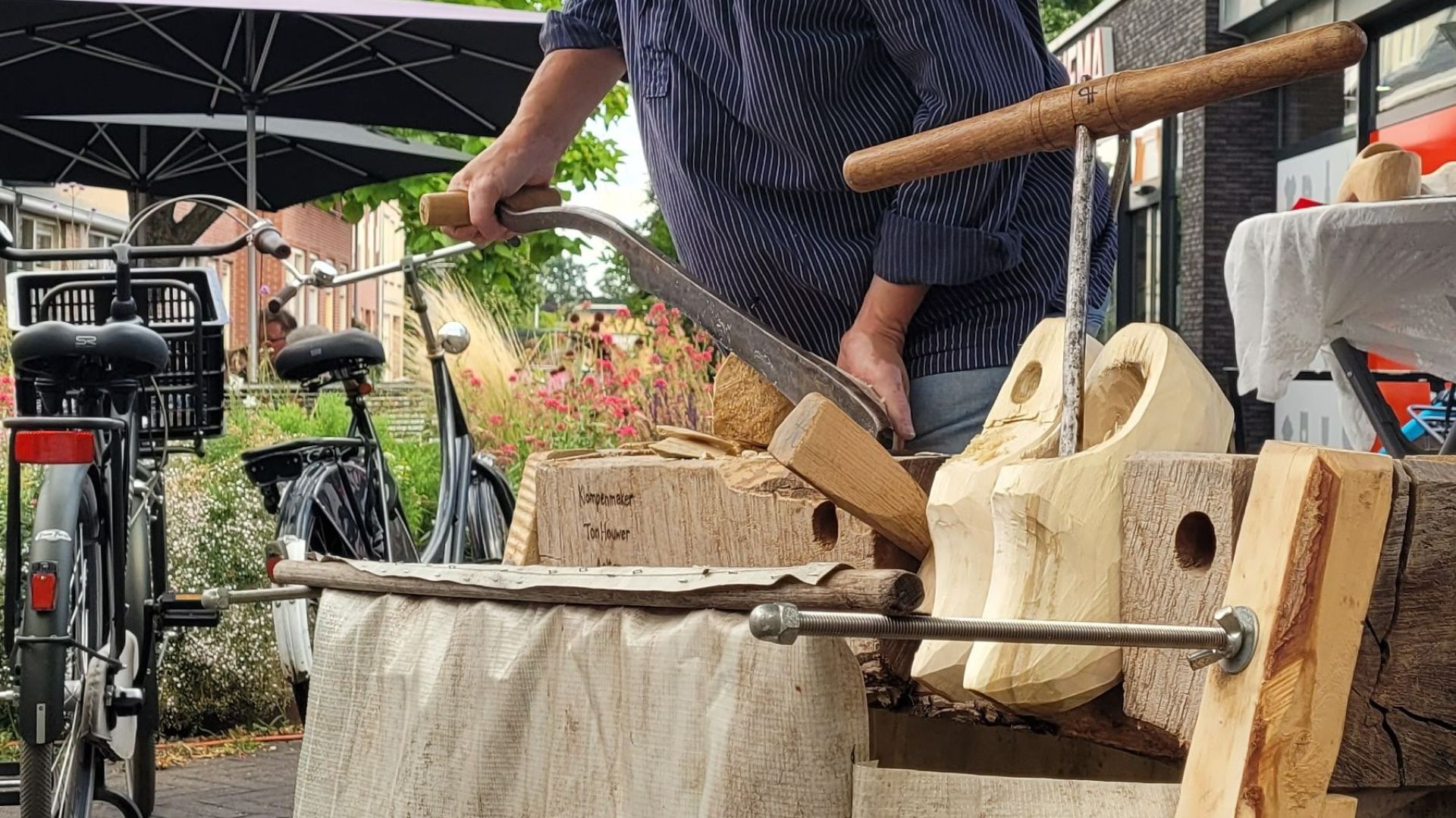Klompenmaker en Klompendansen tijdens OudAalten. Handgemaakte klompen op de markt in Aalten.