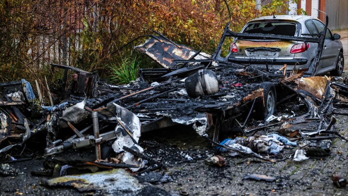 Caravan en auto verwoest door brand in Enschede