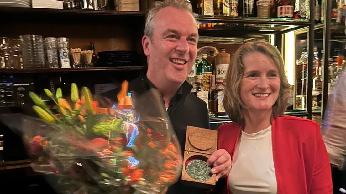 Eigenaar Arnold Ensing en wethouder Carine Bloemhoff