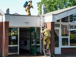 Brand in dak van school in Klazienaveen, leerlingen ondergebracht in kazerne