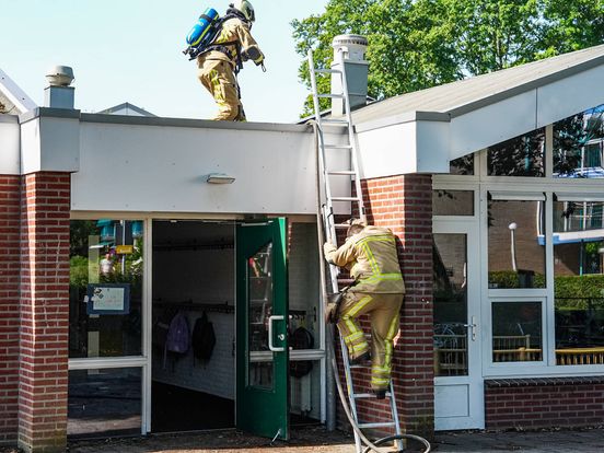Brand in dak van school in Klazienaveen, leerlingen ondergebracht in kazerne